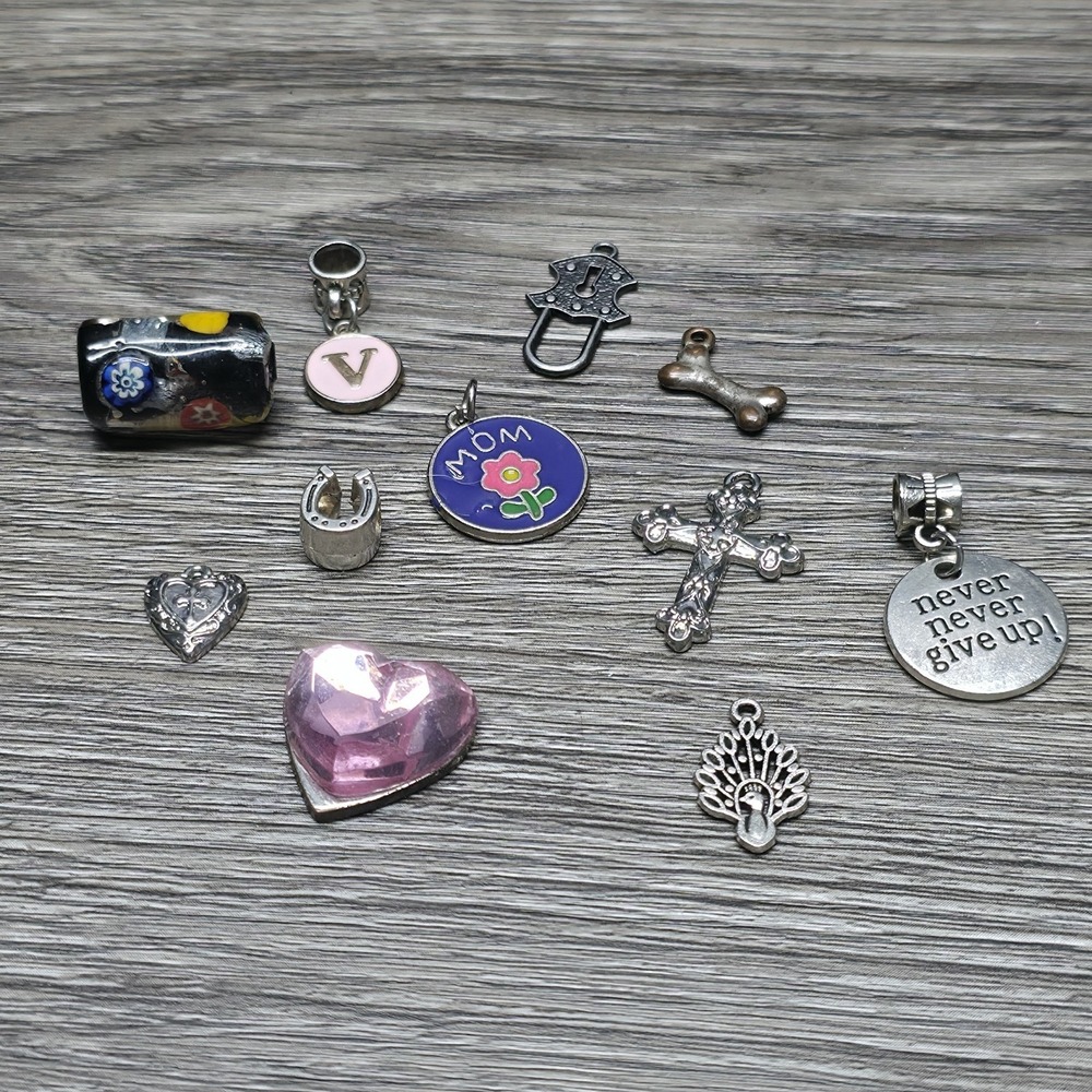 11 Mini Pendants And Charms For Bracelets, Necklaces, Or Crafts -‎ Very Pretty